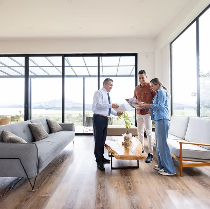 ha-duas-pessoas-sentadas-num-sofa-numa-sala-de-estar 1