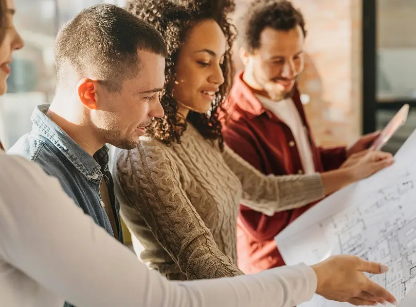 ha-duas-pessoas-sentadas-num-sofa-numa-sala-de-estar 3 (2)