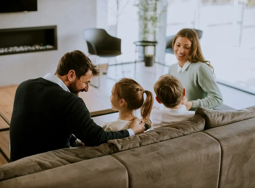 ha-duas-pessoas-sentadas-num-sofa-numa-sala-de-estar 3